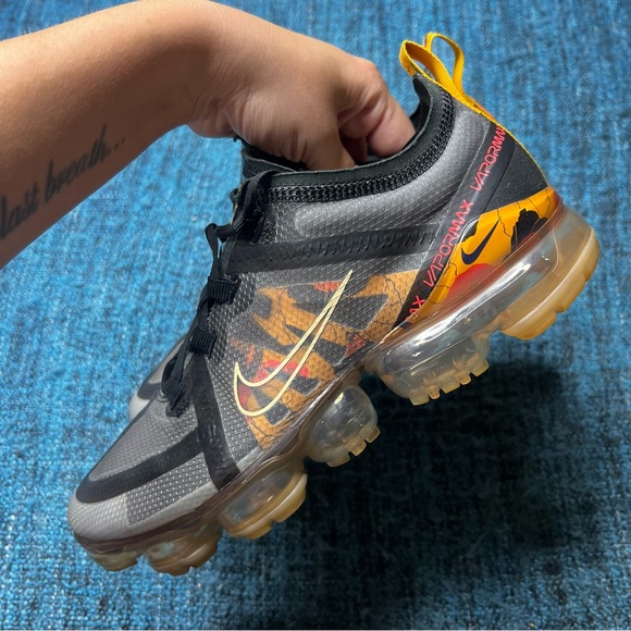 Nike Air Vapormax 2019 Sneakers in Floral Black University Gold - Picture 3 of 8